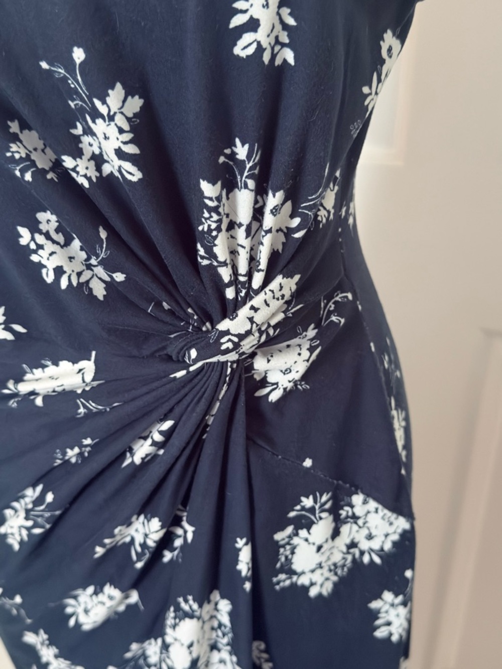nine britton Navy and White Floral Twist-Front Midi Dress - Picture 4 of 7